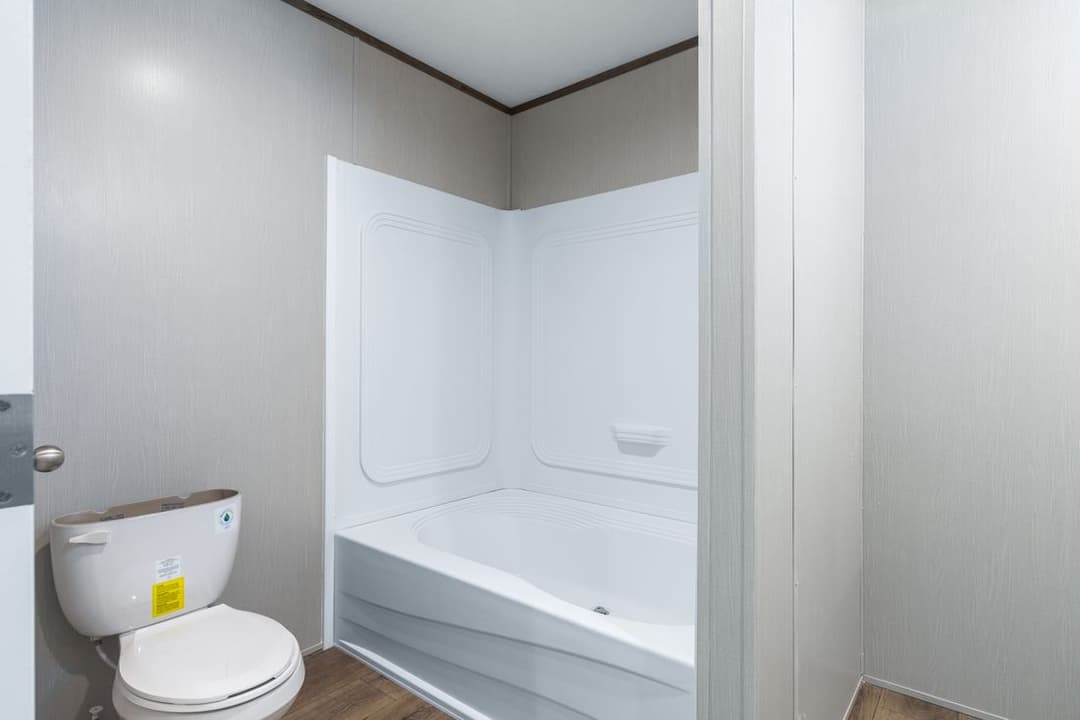 Select 16722s bathroom home features