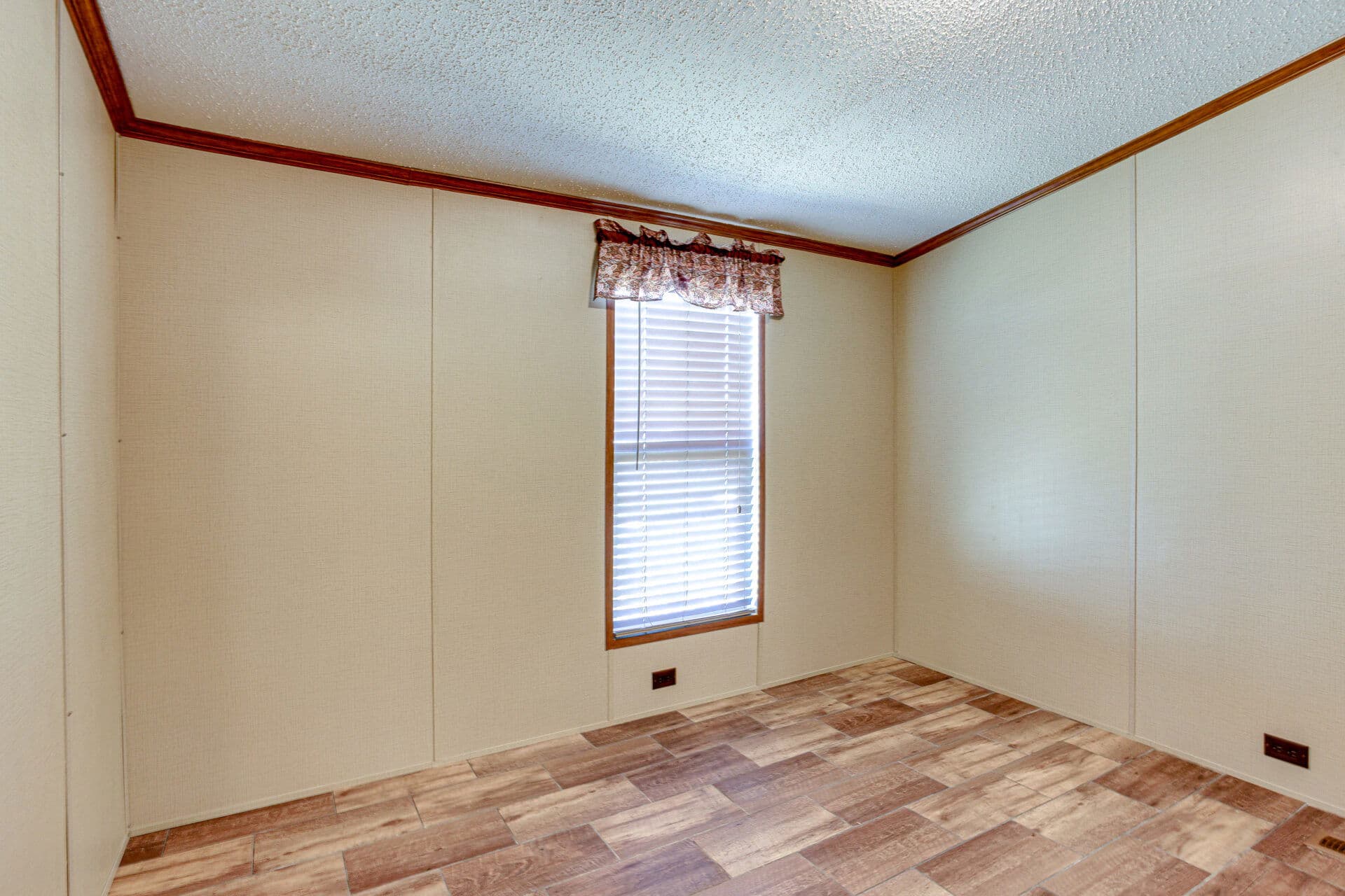 Classic c-1864-22a bedroom home features