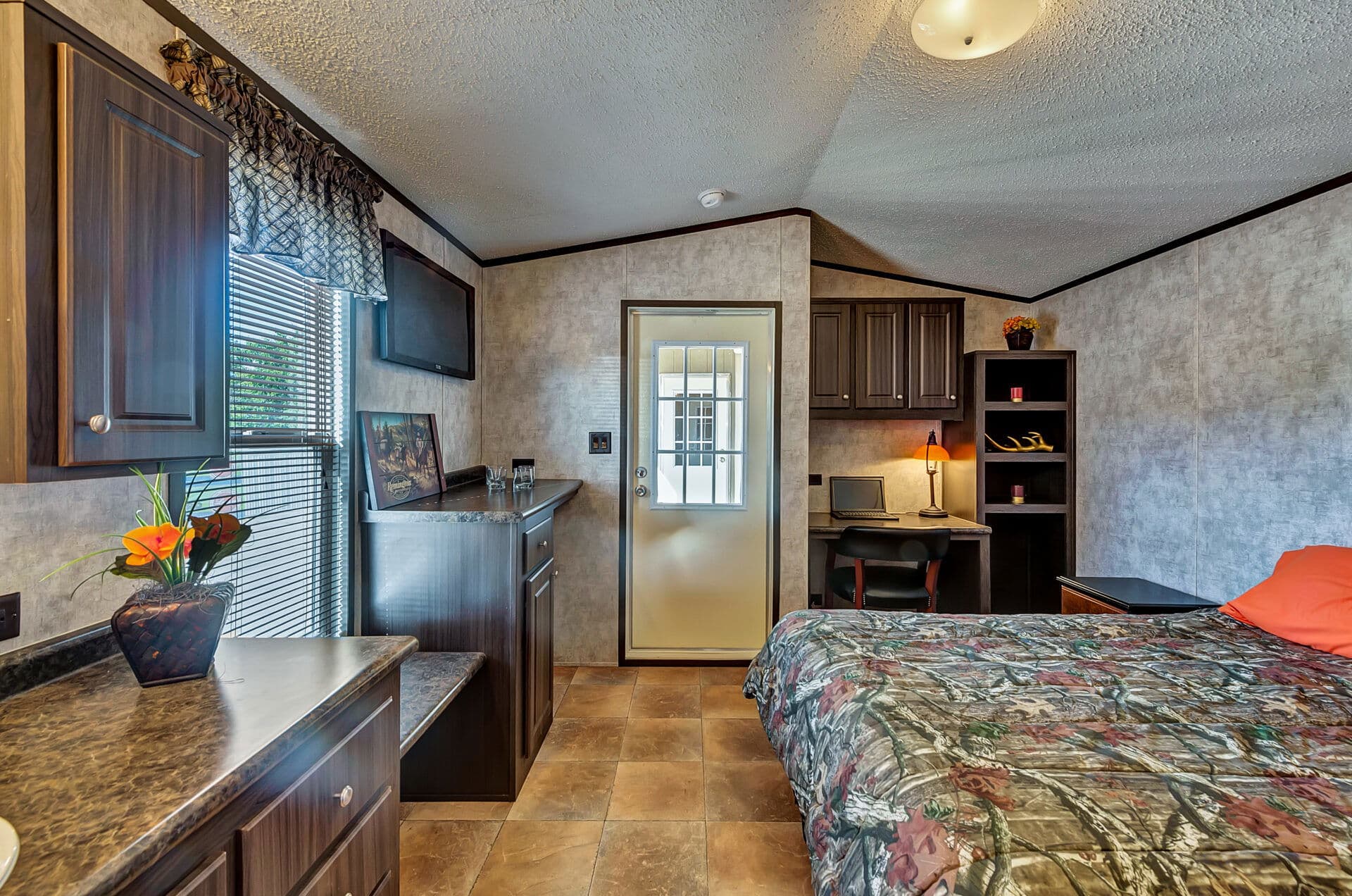 Select s-1240-22a bedroom home features