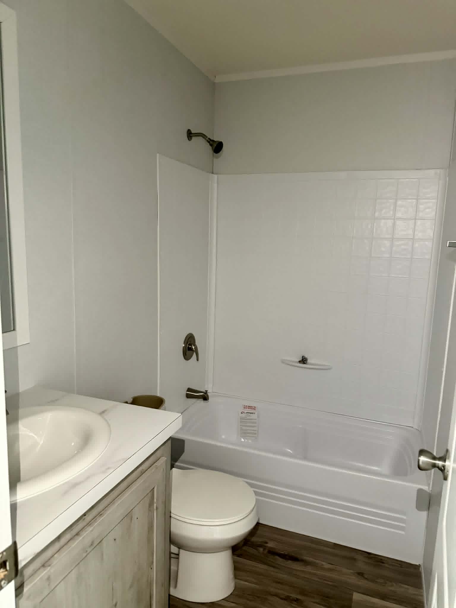 The comal bathroom home features