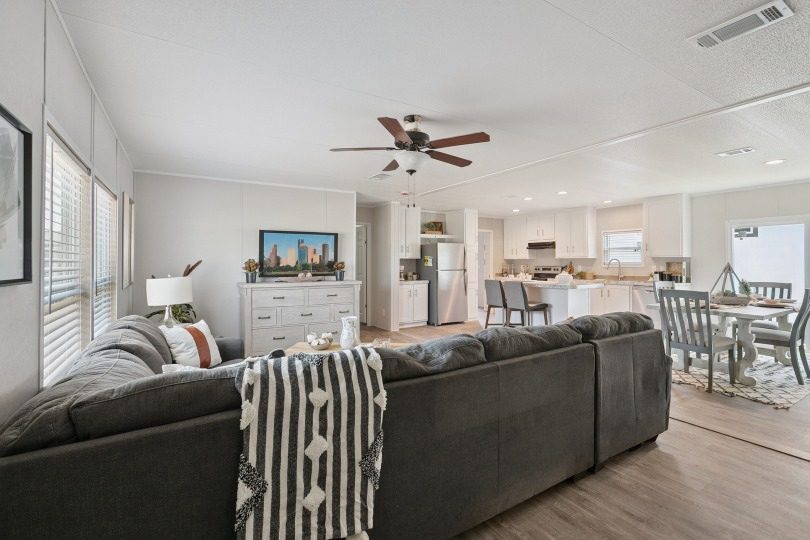 25 c 240 valuhomes 28724p living room003 web 1758145927417 810 11