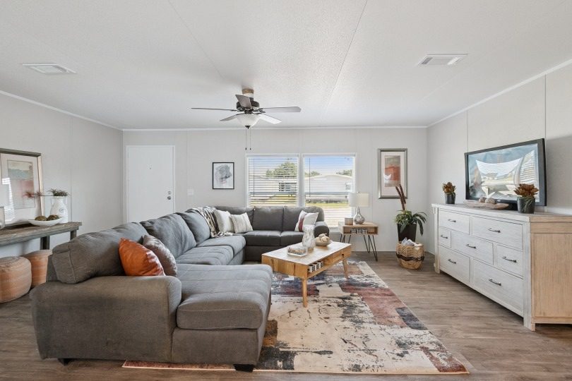 25 c 240 valuhomes 28724p living room004 web 1758145924446 810 11