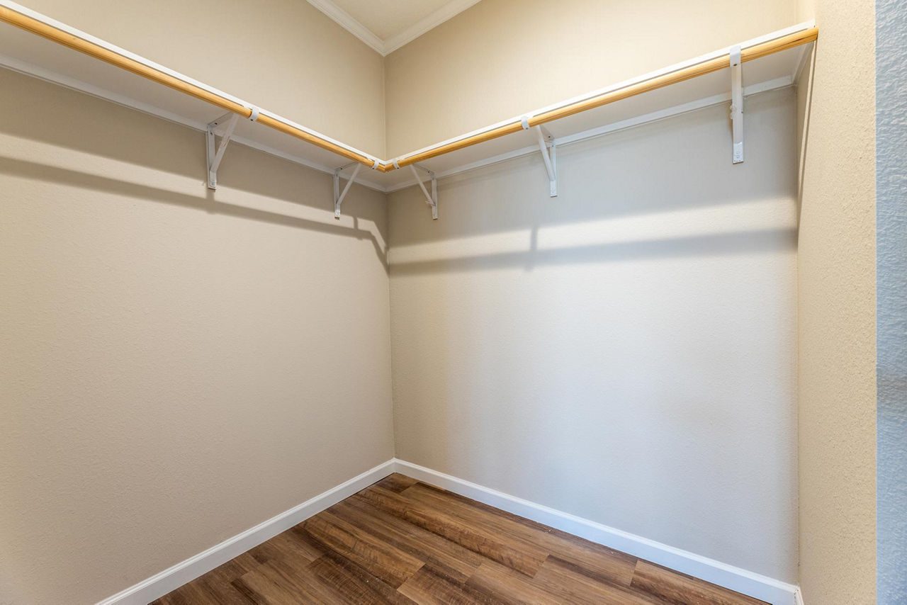 IN3260H32076 Primary Closet