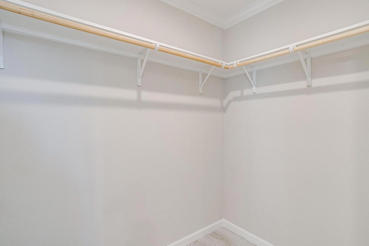 Innovation 2860H Primary Closet